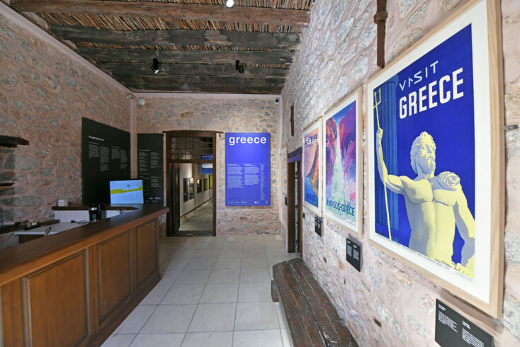 Απόψεις της έκθεσης «Διαφημίζοντας την Ελλάδα. Οι απαρχές του ελληνικού τουρισμού» στο κατώι της Ιστορικής Οικίας Λαζάρου Κουντουριώτη, παράρτημα του Εθνικού Ιστορικού Μουσείο στην Ύδρα