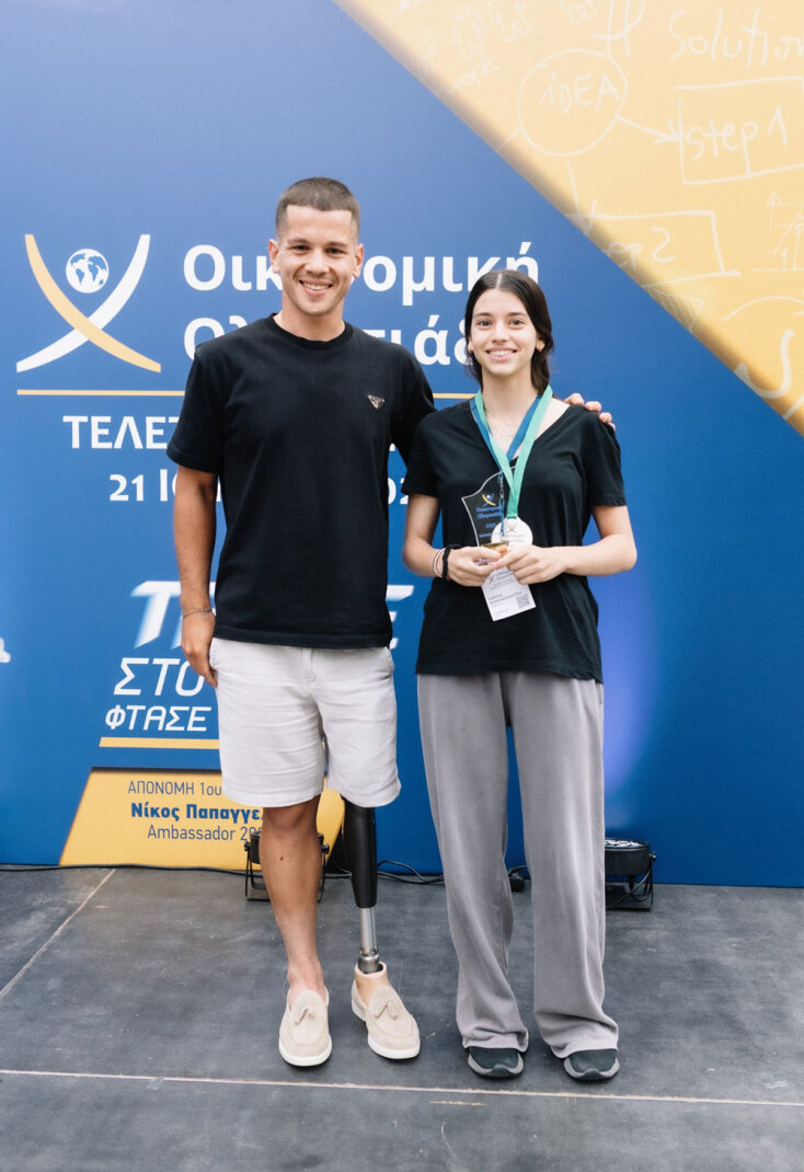  Ο Παραολυμπιονίκης Νίκος Παπαγγελής, φετινός ambassador του θεσμού, με την Ιωάννα Αναστασοπούλου, μαθήτρια της Α’ Λυκείου, που τερμάτισε πρώτη