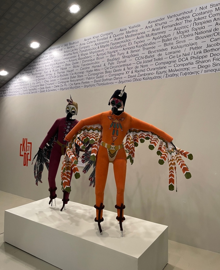 Κοστούμια από την παράσταση «Χορικά» της Ζουζούς Νικολούδη για τις «Όρνιθες». Μια παραγωγή του Διεθνούς Κέντρου Χορού, η οποία το 1995 άνοιξε το πρώτο Διεθνές Φεστιβάλ Χορού Καλαμάτας. Σχεδιασμός κοστουμιών: Μαρία Γαζή. Ευγενική παραχώρηση από την προσωπική της συλλογή