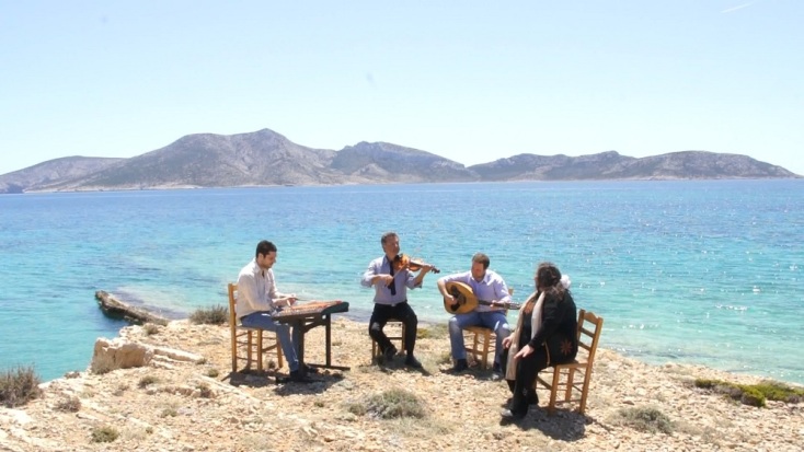 Ο Νίκος Οικονομίδης είναι το «βιολί» των Κυκλάδων 