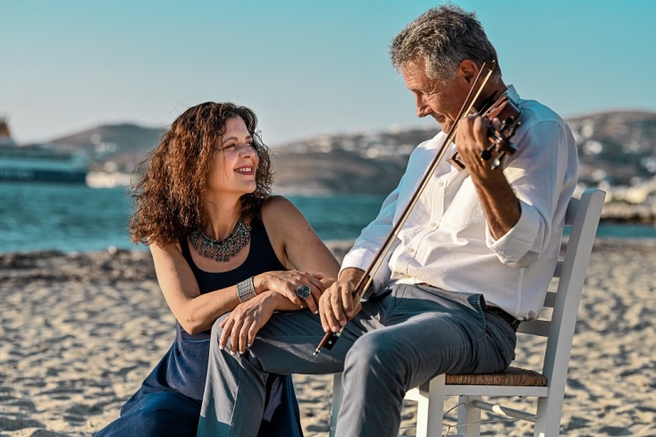 Ο Νίκος Οικονομίδης είναι το «βιολί» των Κυκλάδων 