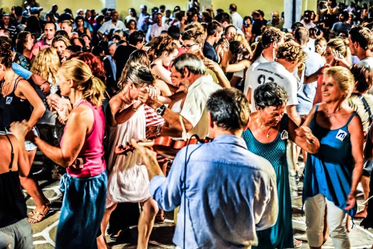 Ο Νίκος Οικονομίδης είναι το «βιολί» των Κυκλάδων 