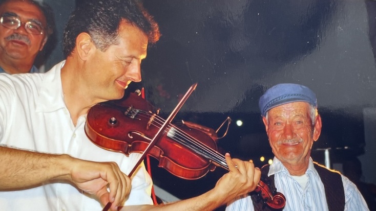 Ο Νίκος Οικονομίδης είναι το «βιολί» των Κυκλάδων 