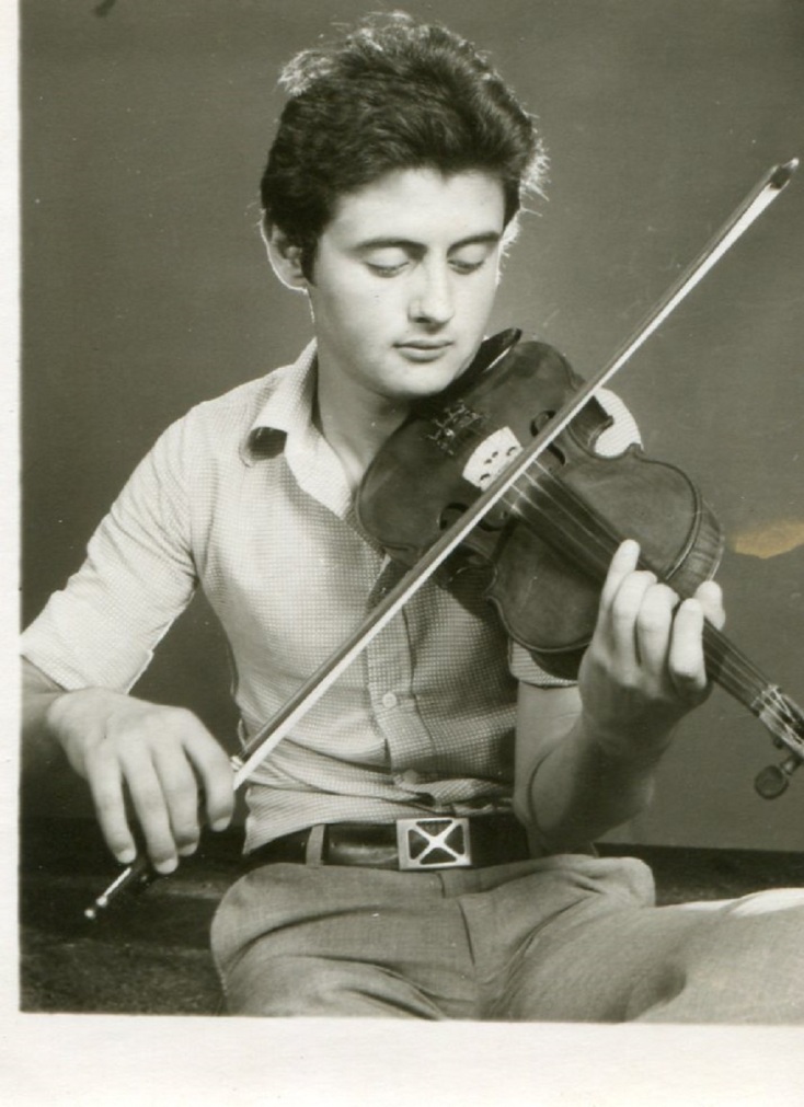 Ο Νίκος Οικονομίδης είναι το «βιολί» των Κυκλάδων 