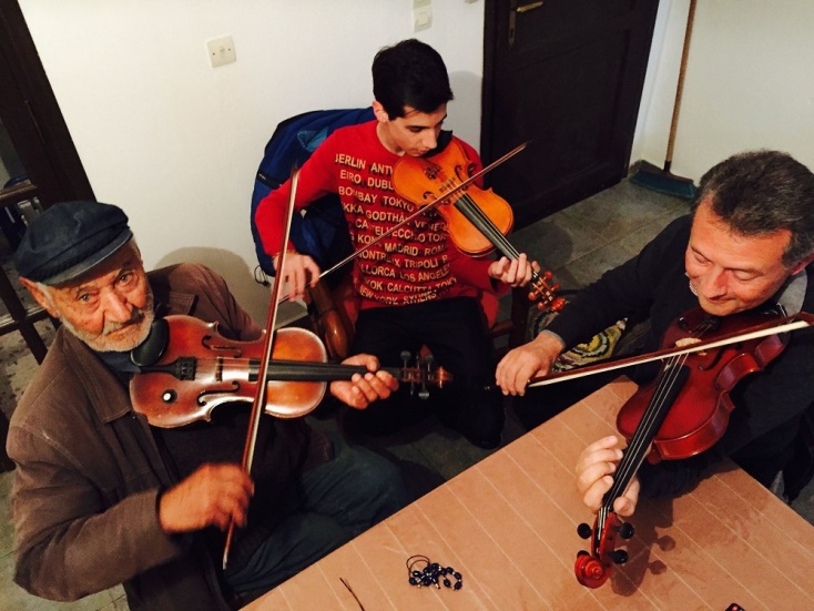 Ο Νίκος Οικονομίδης είναι το «βιολί» των Κυκλάδων 