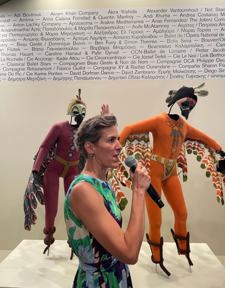 Η Διευθύντρια του Φεστιβάλ, Τζένη Αργυρίου, ξεναγεί επίσημους και κοινό στην έκθεση «Καλαμάτα, η πόλη του χορού», μια έκθεση αφιέρωμα στα 30 χρόνια του φεστιβάλ, που θα είναι ανοιχτή όλη τη διάρκεια του φεστιβάλ