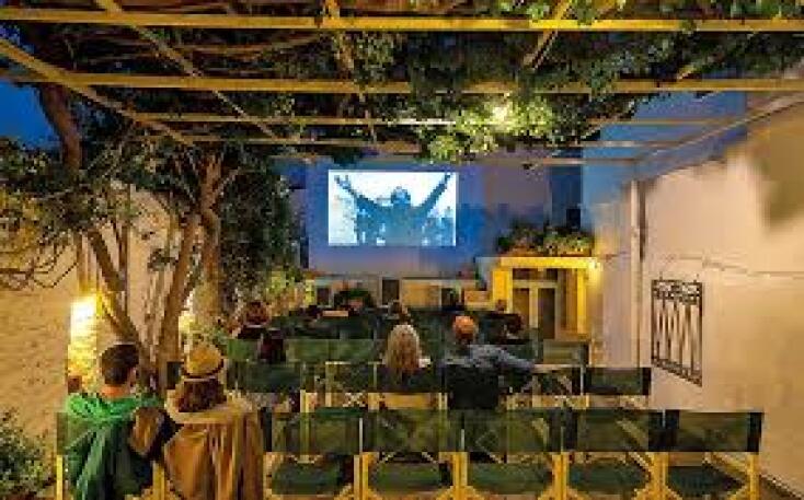 Τα ωραιότερα θερινά των νησιών: Η μεγάλη οθόνη με θέα Αιγαίο