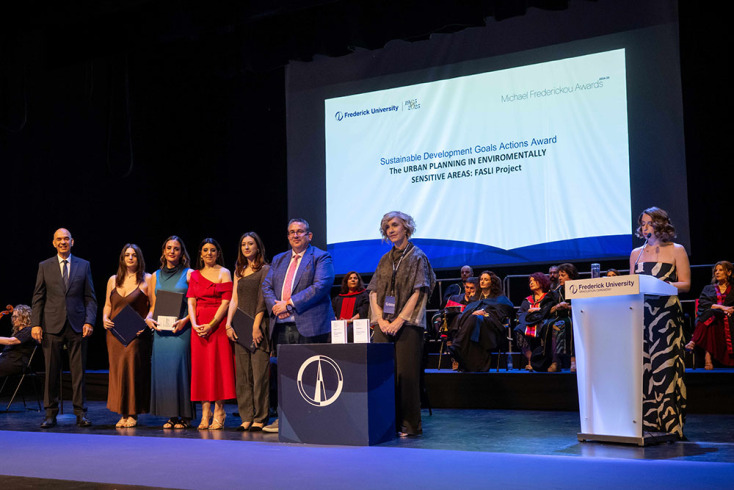 Οι φοιτήτριες παραλαμβάνουν το βραβείο τους από την Πρόεδρο του Συμβουλίου του Πανεπιστημίου Frederick, τον Επικεφαλής Επιστήμονα για Έρευνα, Καινοτομία και Τεχνολογία και τον Υπουργό Μεταφορών, Επικοινωνιών και Έργων της Κύπρου