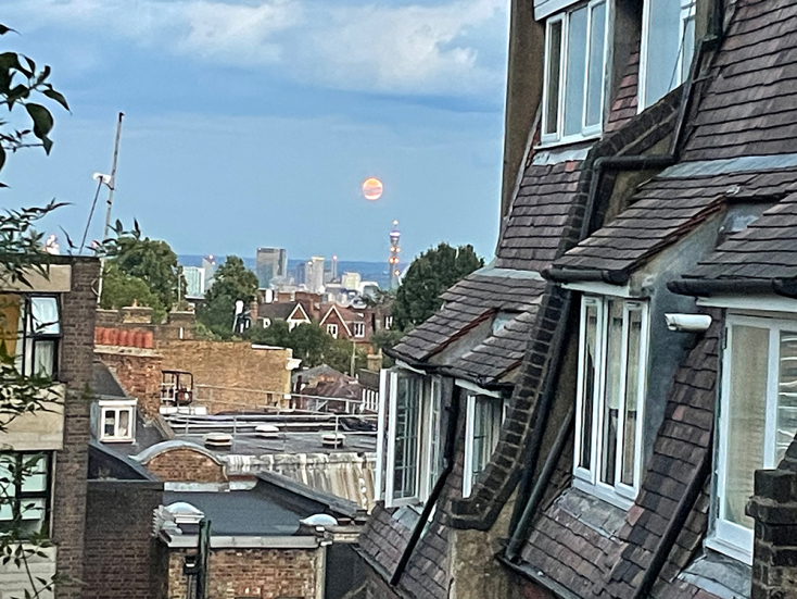 Πανσέληνος πάνω από τις στέγες του Λονδίνου