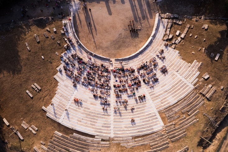 Μετά από 14 χρόνια, το αρχαίο θέατρο της Θάσου επανέρχεται στη ζωή, πλήρως αποκαταστημένο, φιλοξενώντας ξανά πολιτιστικές εκδηλώσεις.