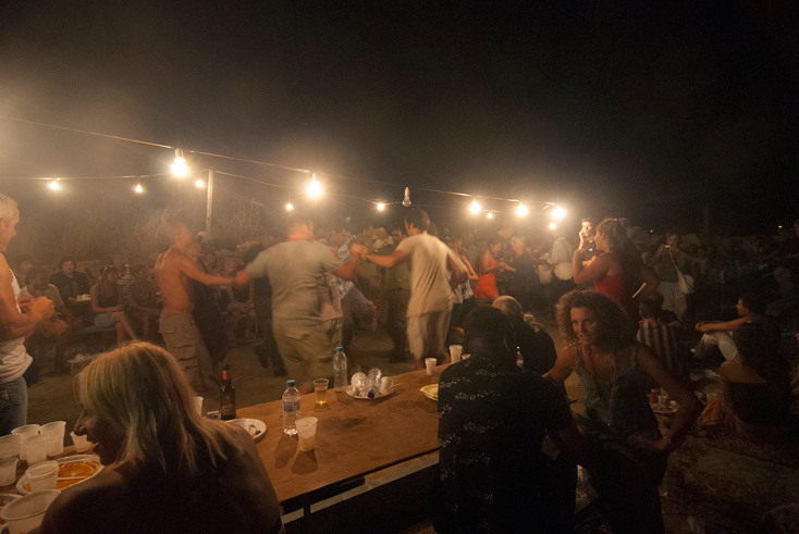 Ένα παραδοσιακό νησιώτικο πανηγύρι θέλει χορό, μουσική και πάθος