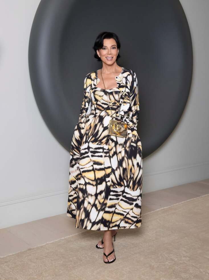 Η Κρις Τζένερ ανέβασε φωτό με πέδιλα και οι fans παρατήρησαν κάτι περίεργο στο αριστερό της πόδι - Το φημολογούμενο «έκτο δάχτυλο» των Καρντάσιαν επιστρέφει.