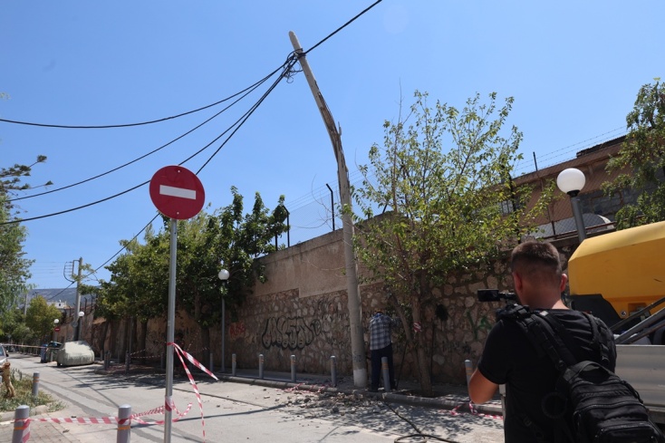 Υμηττός: Έσπασε τσιμεντένια κολώνα ηλεκτροδότησης λόγω των ισχυρών ανέμων