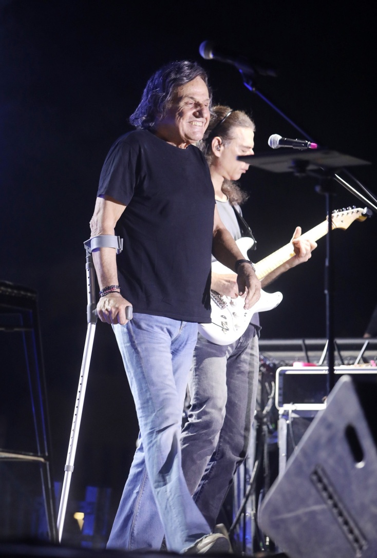 Βασίλης Παπακωνσταντίνου: Με πατερίτσα σε συναυλία του στο Ναύπλιο