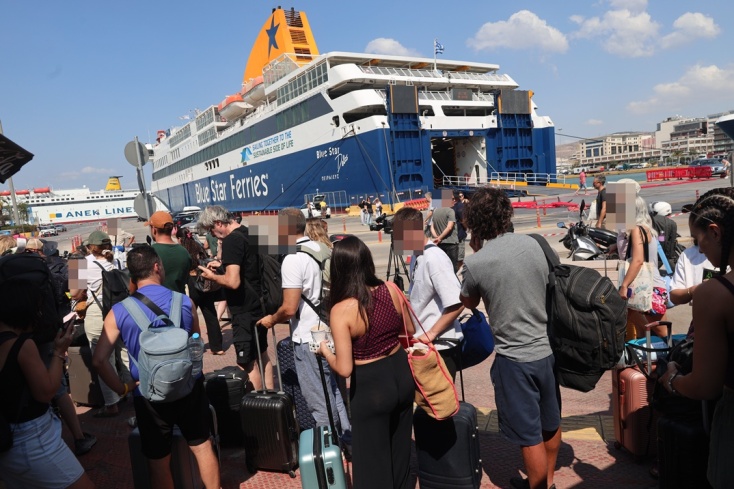 Ταξιδιώτες στο λιμάνι του Πειραιά εν μέσω απαγορευτικού απόπλου