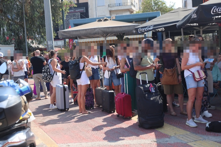 Απαγορευτικό απόπλου: Επιβάτες παραμένουν με τις βαλίτσες τους στο λιμάνι του Πειραιά 