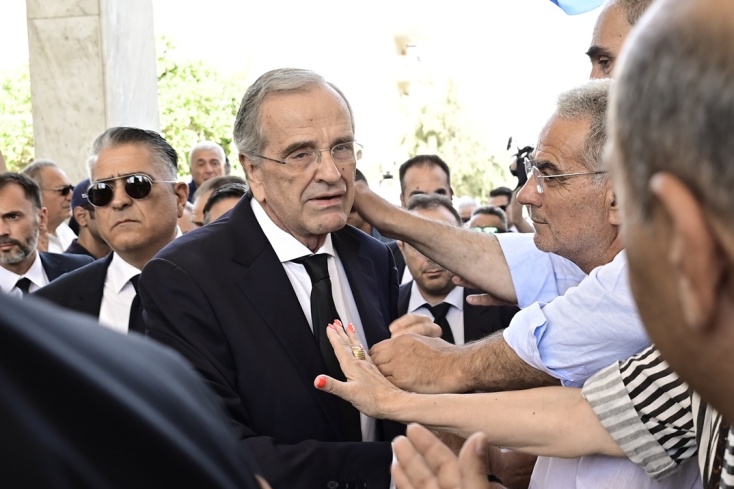 Ο Αντώνης Σαμαράς δέχεται συλλυπητήρια για τον θάνατο της κόρης του, Λένας