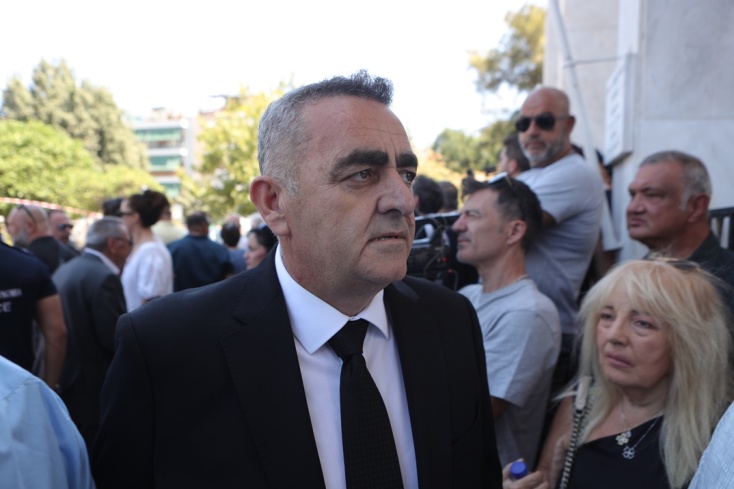 Ο Φρέντης Μπελέρης στην κηδεία της Λένας Σαμαρά