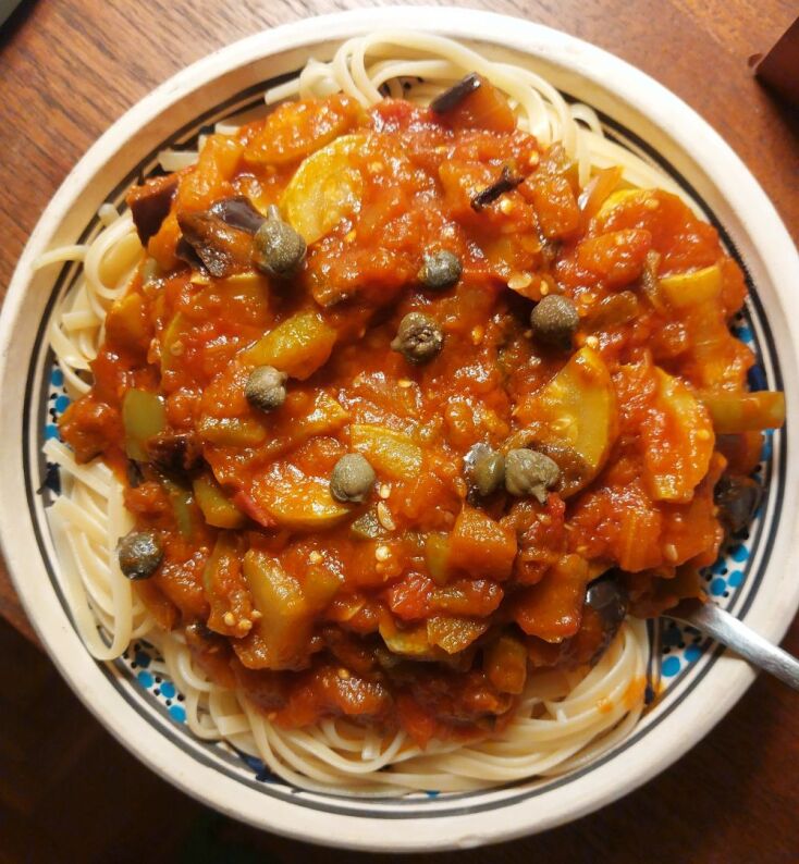 Καλοκαιρινή μακαρονάδα με μελιτζάνες, κολοκυθάκια και κάπαρη 