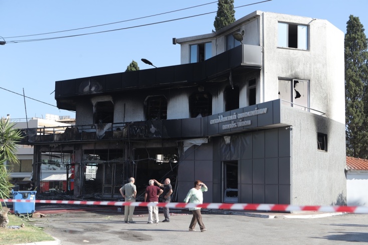 Κορωπί: Aυτοκίνητο καρφώθηκε στο κατάστημα και τυλίχτηκαν και τα δύο στις φλόγες