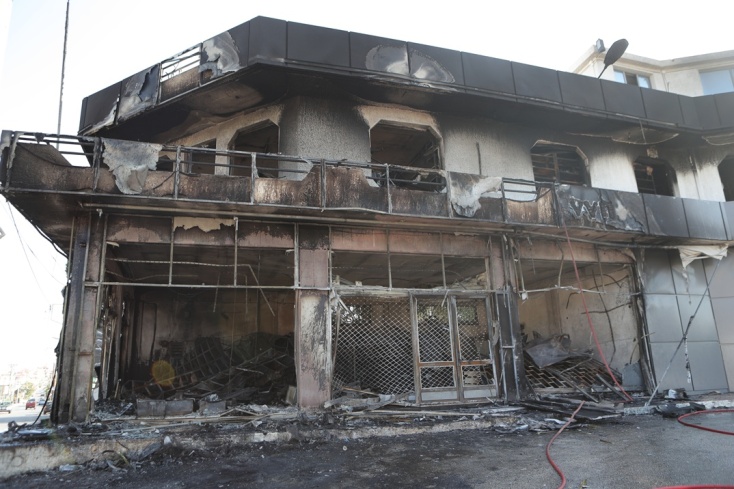 Κορωπί: Aυτοκίνητο καρφώθηκε στο κατάστημα και τυλίχτηκαν και τα δύο στις φλόγες