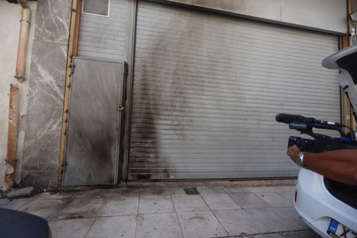 Κολωνός: Επίθεση με γκαζάκια σε είσοδο πολυκατοικίας