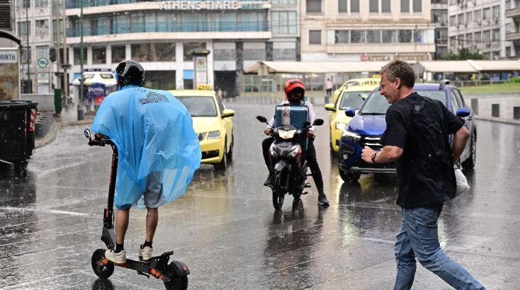 Άνοιξαν οι ουρανοί στο κέντρο της Αθήνας - «Μύρισε» φθινόπωρο