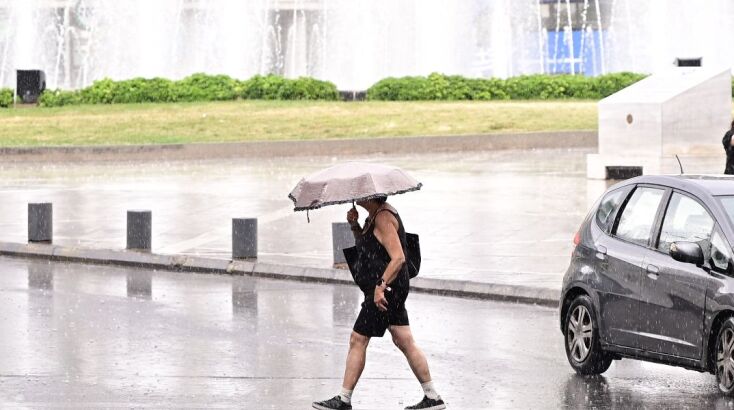 Άνοιξαν οι ουρανοί στο κέντρο της Αθήνας - «Μύρισε» φθινόπωρο