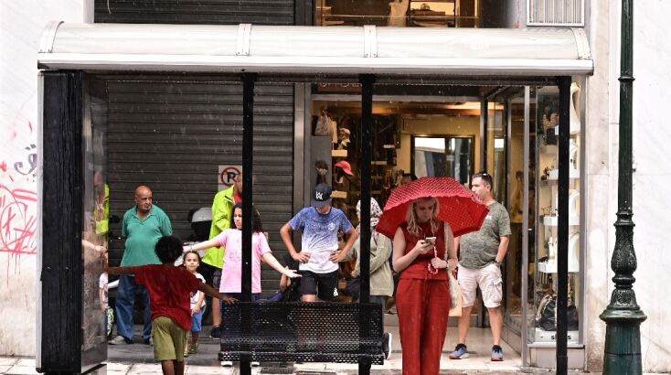 Άνοιξαν οι ουρανοί στο κέντρο της Αθήνας - «Μύρισε» φθινόπωρο