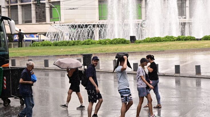 Άνοιξαν οι ουρανοί στο κέντρο της Αθήνας - «Μύρισε» φθινόπωρο