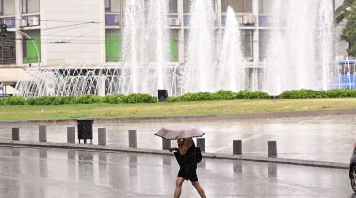 Άνοιξαν οι ουρανοί στο κέντρο της Αθήνας - «Μύρισε» φθινόπωρο