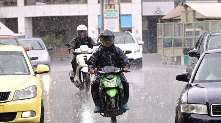 Άνοιξαν οι ουρανοί στο κέντρο της Αθήνας - «Μύρισε» φθινόπωρο