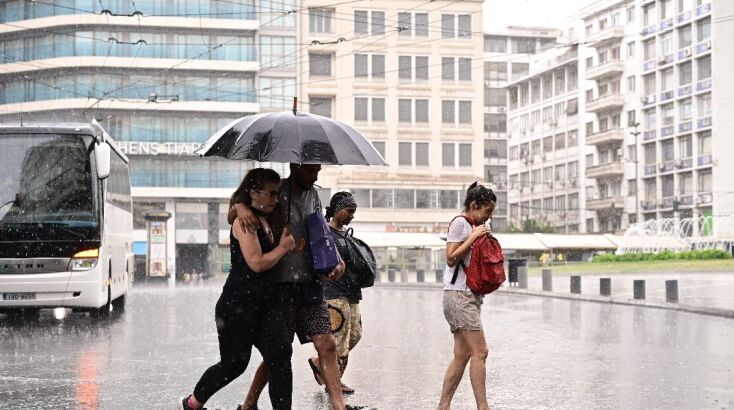 Άνοιξαν οι ουρανοί στο κέντρο της Αθήνας - «Μύρισε» φθινόπωρο