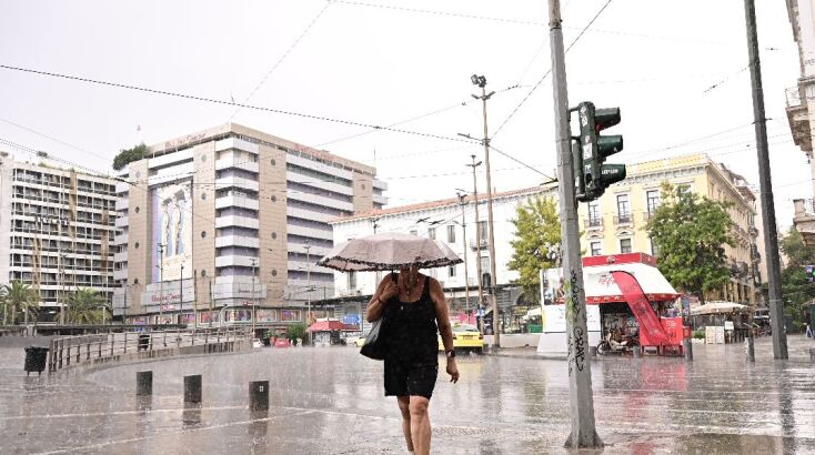 Άνοιξαν οι ουρανοί στο κέντρο της Αθήνας - «Μύρισε» φθινόπωρο