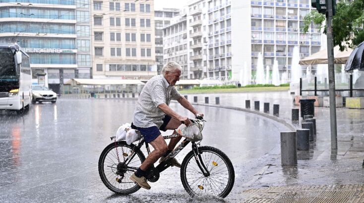 Άνοιξαν οι ουρανοί στο κέντρο της Αθήνας - «Μύρισε» φθινόπωρο