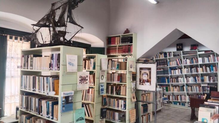 H Δημοτική Βιβλιοθήκη Λέρου, με ιστορία που ξεκινά τον 19ο αιώνα, εξελίχθηκε σε σύγχρονο πολιτιστικό κέντρο, προσφέροντας γνώση και δράσεις φιλαναγνωσίας.