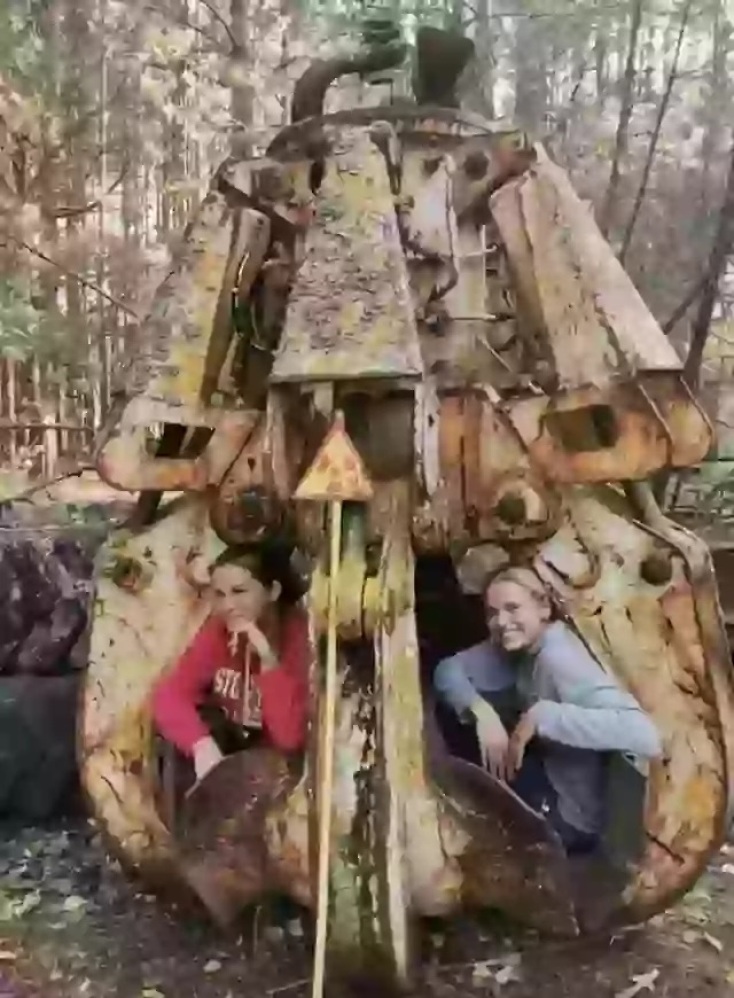 Μία φωτογραφία δύο γυναικών που ποζάρουν πάνω σε μια ραδιενεργή δαγκάνα από εκσκαφέα στον χώρο της καταστροφής του Τσερνόμπιλ, έχει επανέλθει στο προσκήνιο