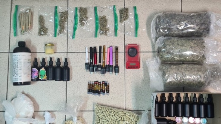 Δύο αλλοδαποί συνελήφθησαν στην Ασπροβάλτα Θεσσαλονίκης για ναρκωτικά, μεταξύ των οποίων κάνναβη και ψυχοδραστικά μανιτάρια - Τα έκρυβαν σε σκηνή κάμπινγκ 