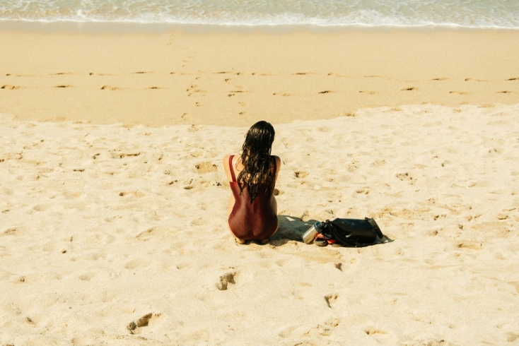 Γυναίκα στην παραλία