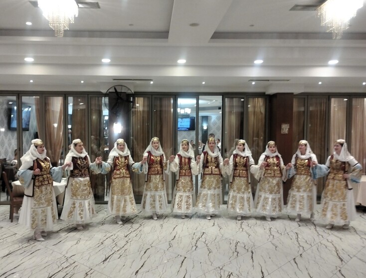 Υποδοχή με παραδοσιακό συγκρότημα στη Δερβιτσάνη