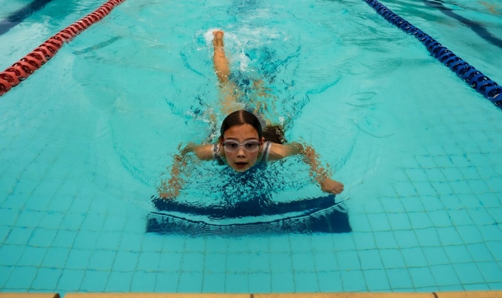 Κορίτσι κολυμπά σε πισίνα