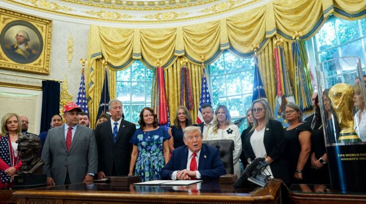 Ο πρόεδρος πρόσθεσε – όπως ο ίδιος λέει – μερικές «πινελιές Τραμπ» στη διακόσμηση του χώρου