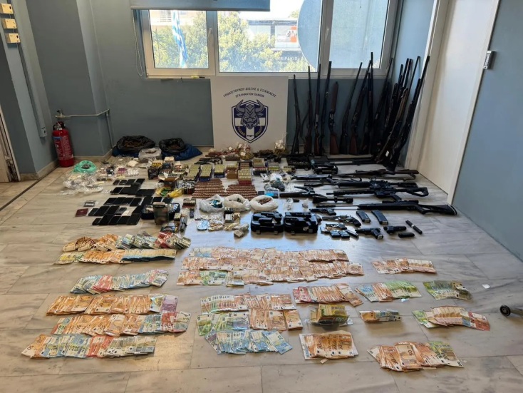 Όπλα, ναρκωτικά, εκβιασμοί και ξέπλυμα χρημάτων: οι αποκαλύψεις της ΕΛ.ΑΣ. για τη Μαφία της Κρήτης σοκάρουν με το μέγεθος της δράσης της.