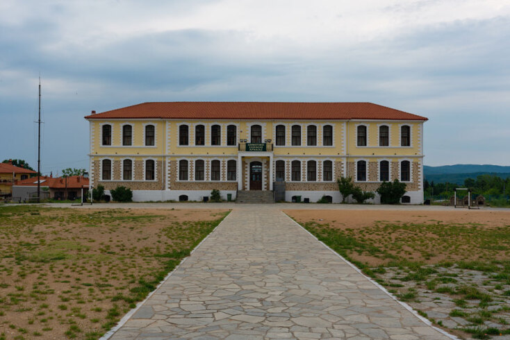 Γυμνάσιο Αρναίας: Μια από τις κτηριακές μονάδες του Δήμου Αριστοτέλη, η οποία ανακαινίστηκε στο πλαίσιο του προγράμματος κοινωνικών επενδύσεων της Ελληνικός Χρυσός