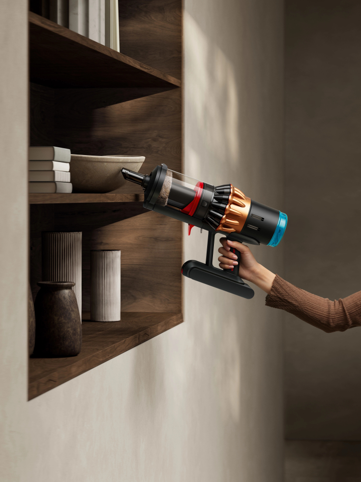 sv53-a_blkbco_029-rgb-inuse-handheld-shelves-books-bowl-a0_mix_copy