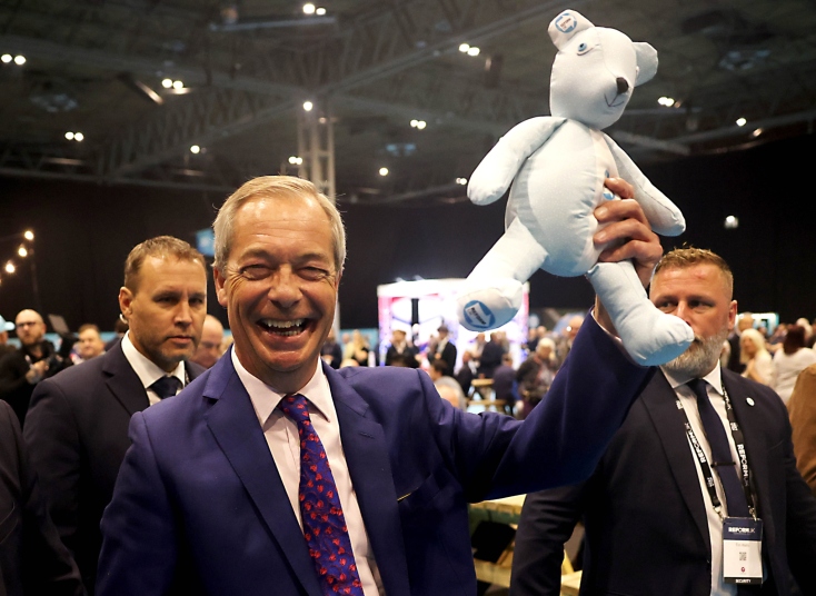 Βρετανία: Οι Εργατικοί σε αποδρομή – ο Φάρατζ στη γωνία