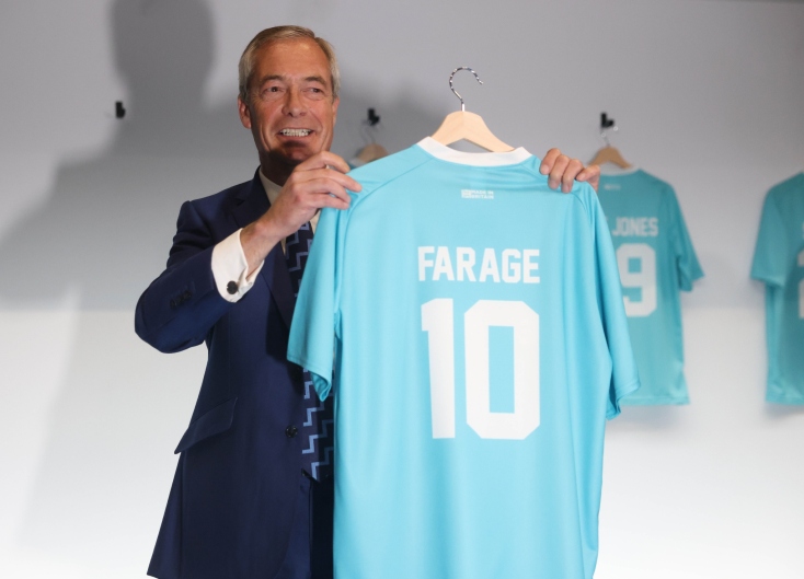 Βρετανία: Οι Εργατικοί σε αποδρομή – ο Φάρατζ στη γωνία