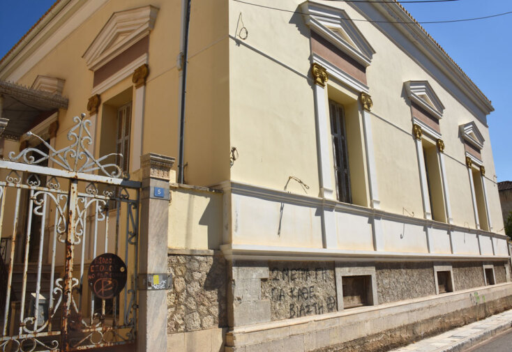 Ξενοδοχείο «Γαλήνη». Εδώ έμενε ο Μαρτσέλο Μαστρογιάνι, κατά τα γυρίσματα του «Μελισσοκόμου». Κλειστό εδώ και χρονιά