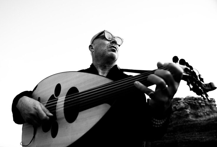 Νταφέρ Γιουσέφ: O διεθνούς φήμης Τυνήσιος δεξιοτέχνης στο ούτι, τραγουδιστής και συνθέτης μιλάει στην Athens Voice