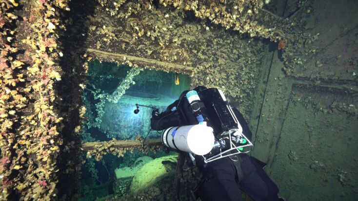 Στη διάρκεια των καταδύσεων στο ναυάγιο